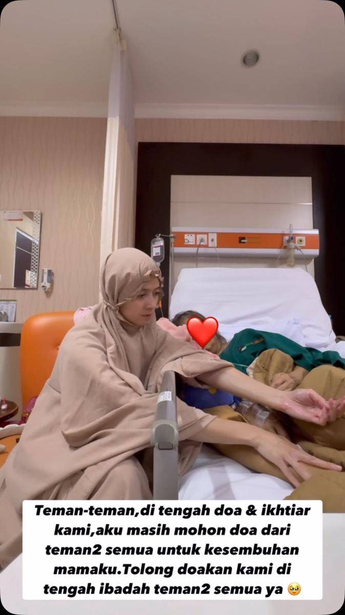 Chika Jessica merawat ibu di rumah sakit (instagram.com/chikajessica88)