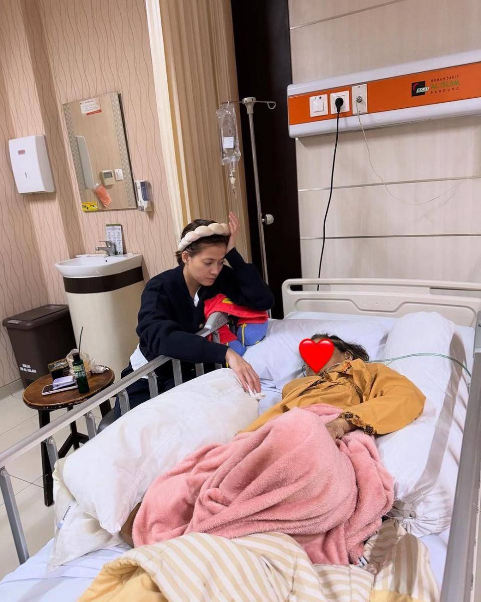 Chika Jessica merawat ibu di rumah sakit (instagram.com/chikajessica88)