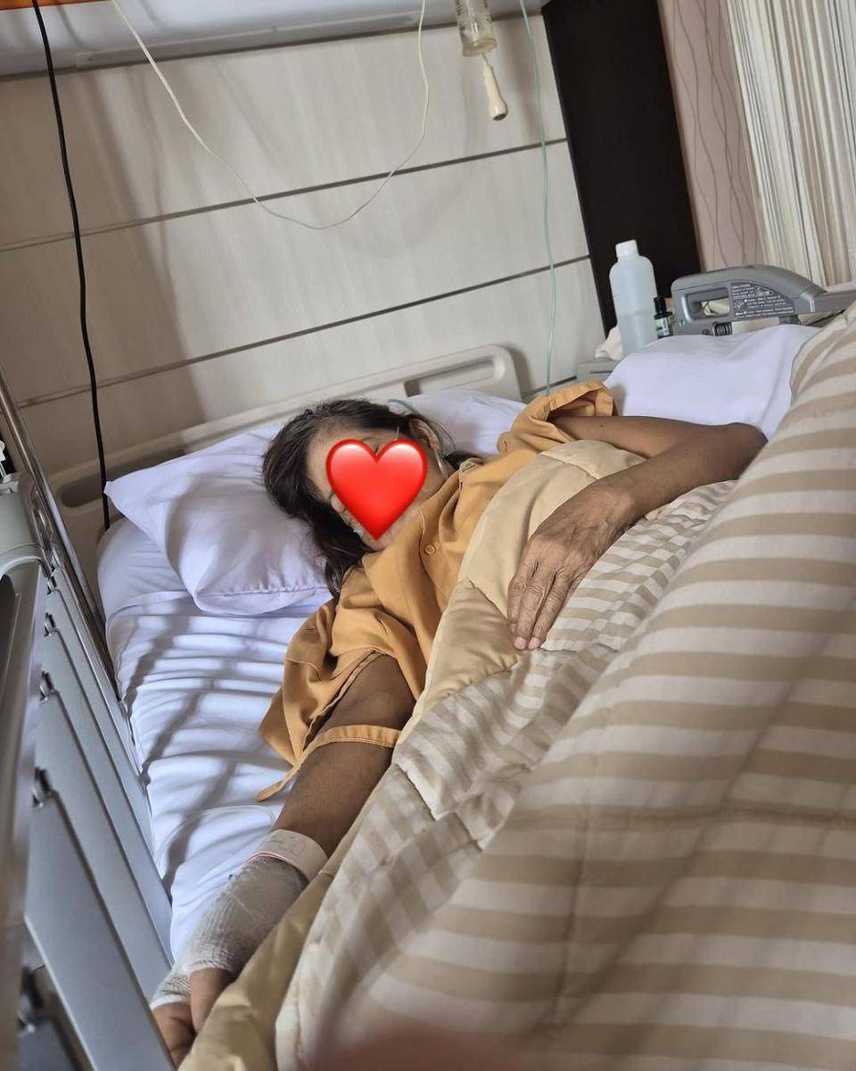 Chika Jessica merawat ibu di rumah sakit (instagram.com/chikajessica88)