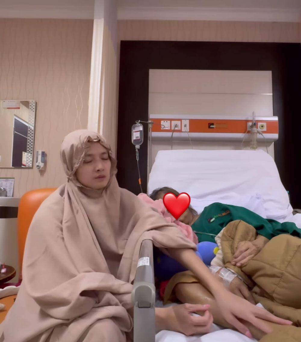 Chika Jessica merawat ibu di rumah sakit (instagram.com/chikajessica88)