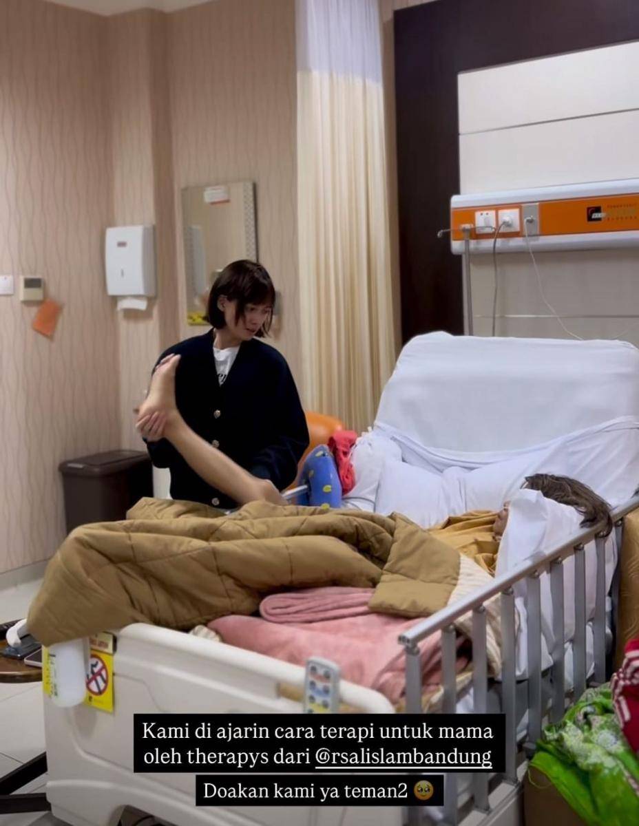 Chika Jessica merawat ibu di rumah sakit (instagram.com/chikajessica88)
