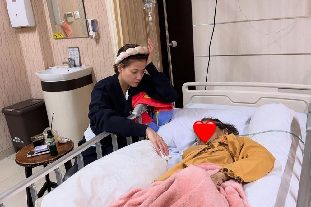 7 Potret Chika Jessica Merawat Ibunya di Rumah Sakit yang Alami Stroke