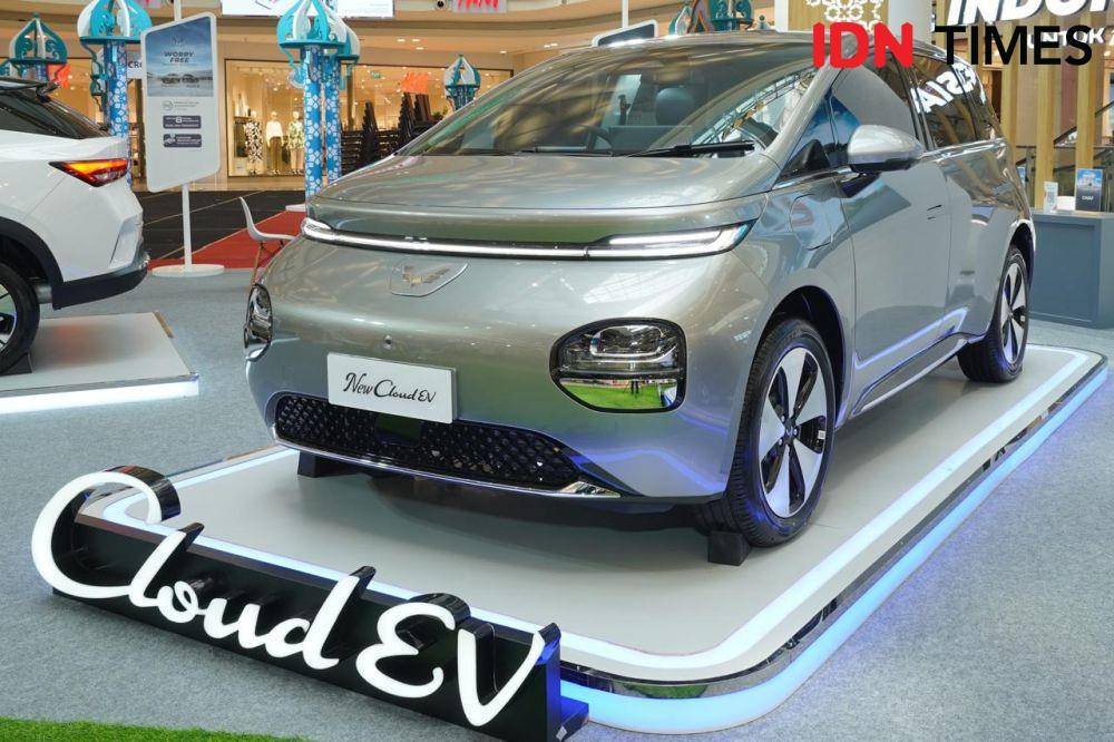 Wuling Motors memperkenalkan dua mobil listrik terbarunya, New Air EV dan New Cloud EV pada pameran di Atrium Pollux Paragon Mal, Semarang pada 12–16 Maret 2025. (IDN Times/Anggun Puspitoningrum)