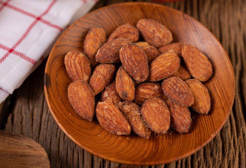 Ilustrasi Kacang Panggang atau Almond (freepik.com/jcomp)