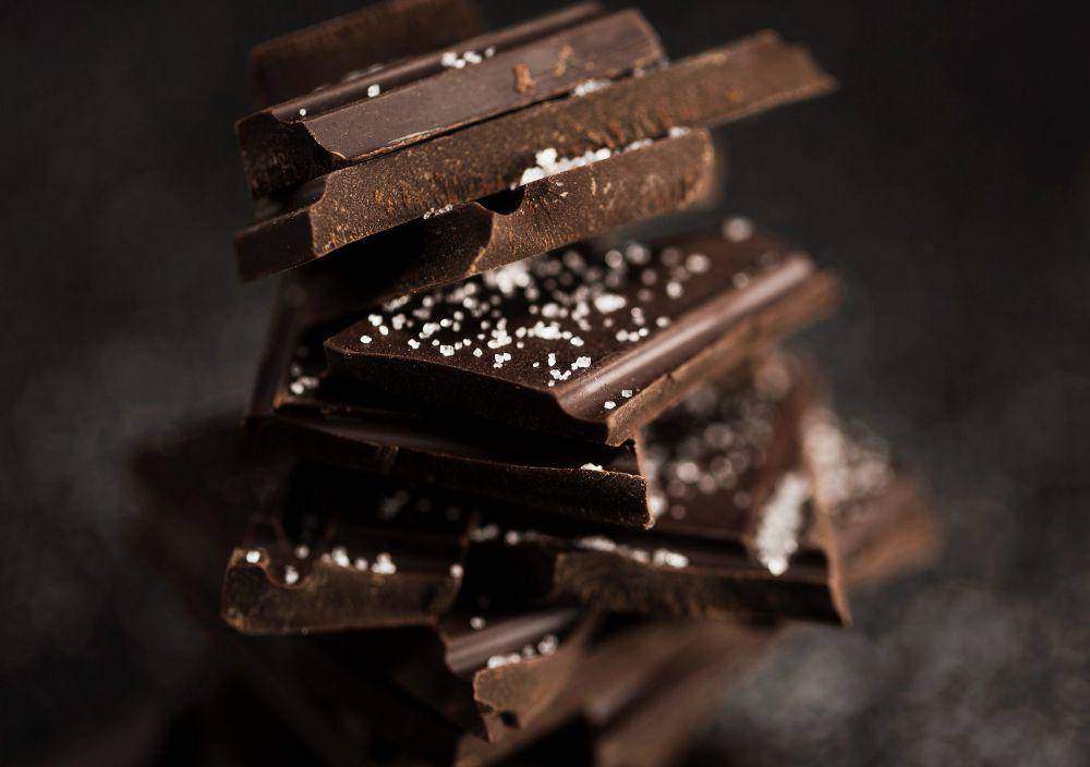 Ilustrasi Dark Chocolate 70% atau Coklat Almond (freepik.com/freepik)