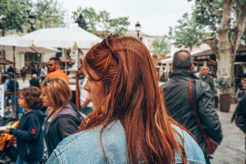 ilustrasi rambut auburn (unsplash.com/Emma Fabbri)