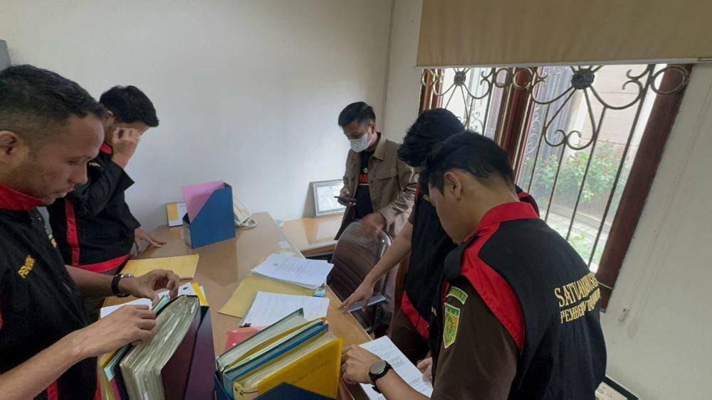 Kejari Muba saat menggeledah kantor Halim Ali di Palembang. (Dok. Kejari Muba)