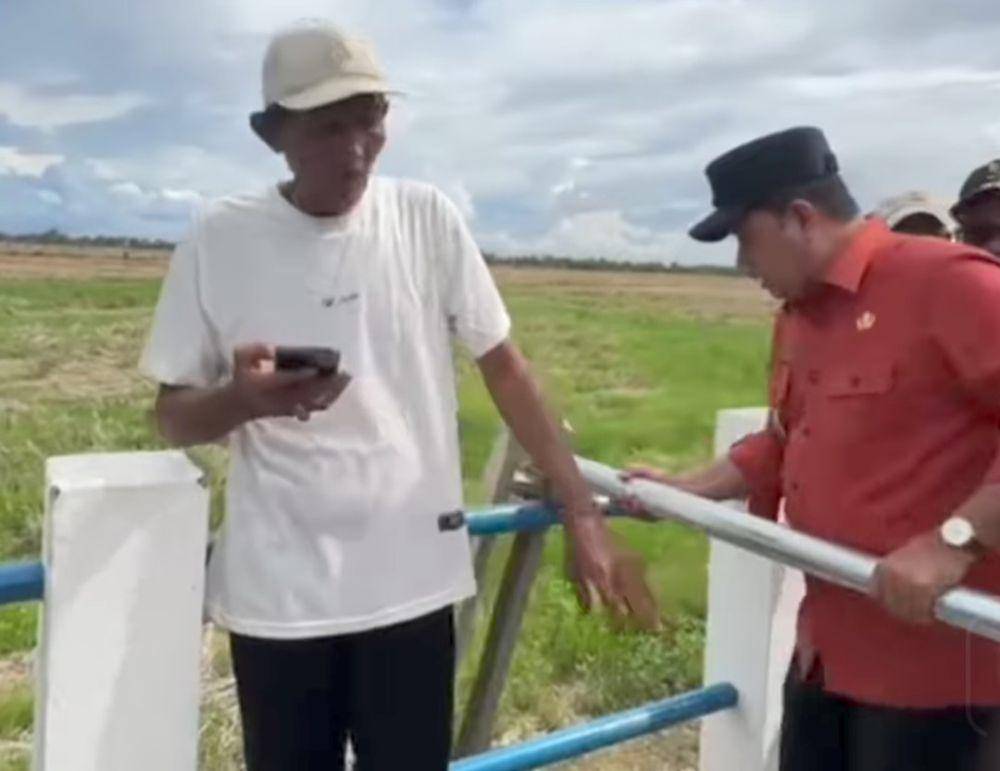 Bupati Banyuasin Askolani buka paksa porta akses Dermaga Karang Baru. (Potongan video/istimewa)