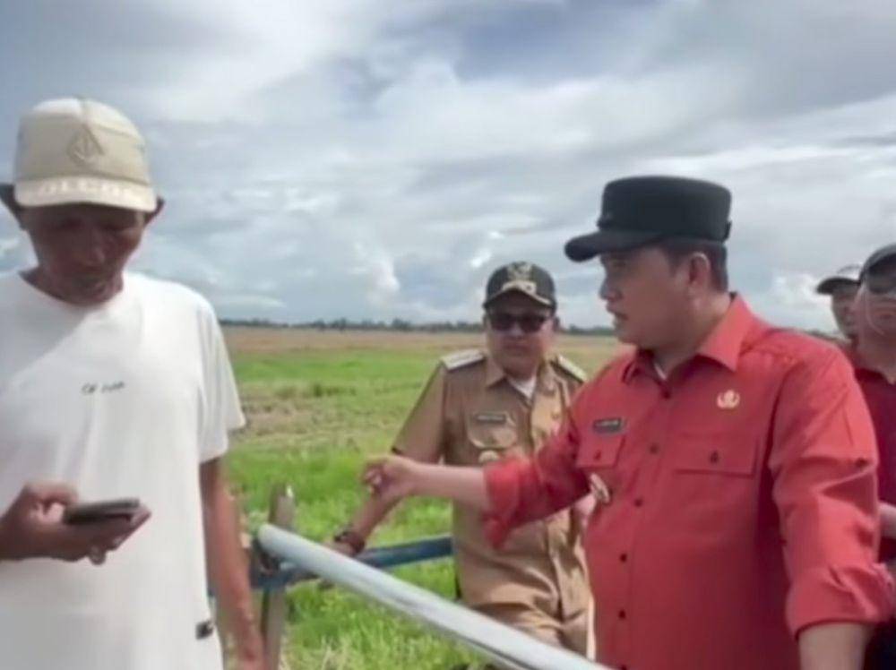 Bupati Banyuasin Askolani buka paksa porta akses Dermaga Karang Baru. (Potongan video/istimewa)