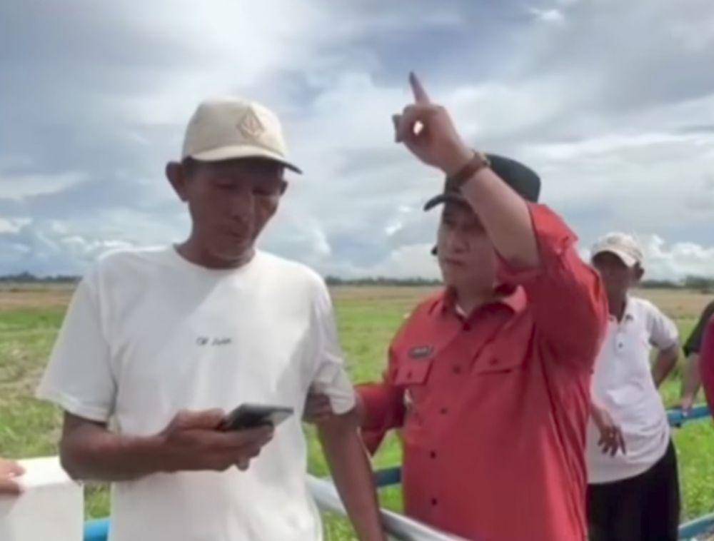 Bupati Banyuasin Askolani buka paksa porta akses Dermaga Karang Baru. (Potongan video/istimewa)