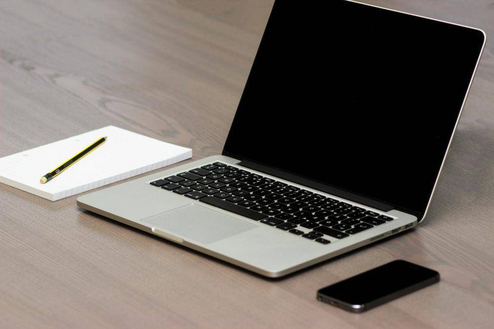 ilustrasi laptop (pexels.com/karsten madsen)