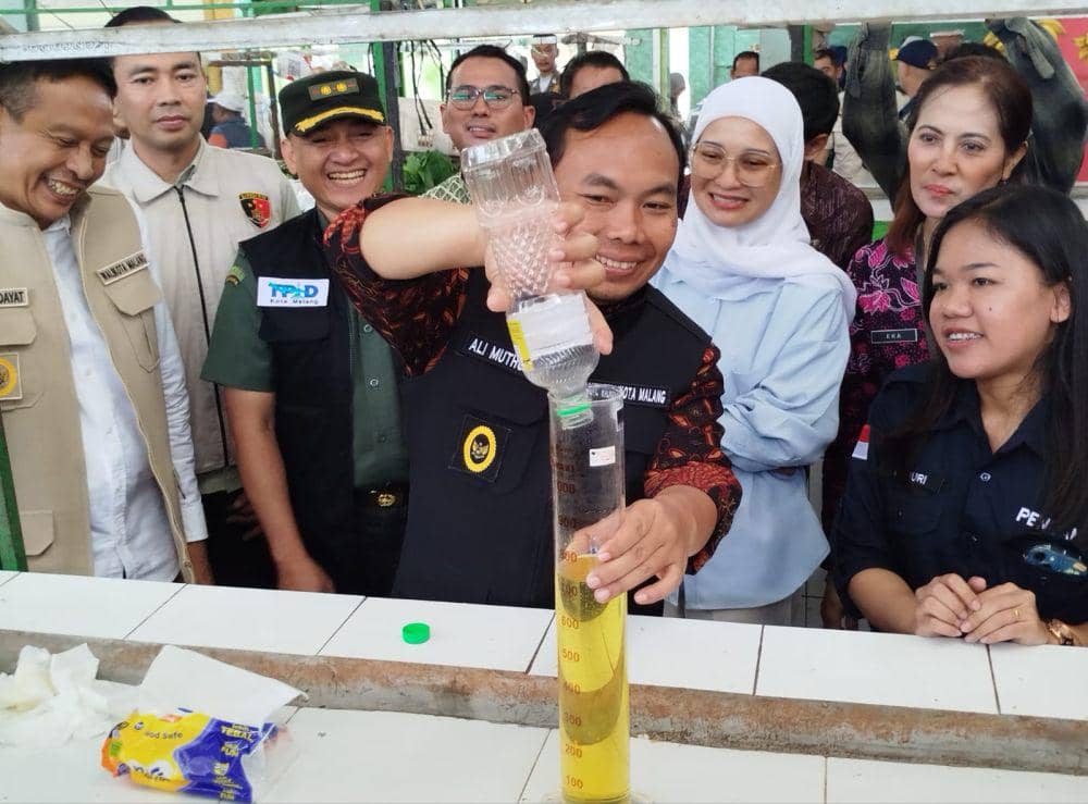 Wakil Wali Kota Malang, Ali Muthohirin saat mengecek sejumlah merek minyak goreng di Pasar Bunulrejo. (IDN Times/Rizal Adhi Pratama)