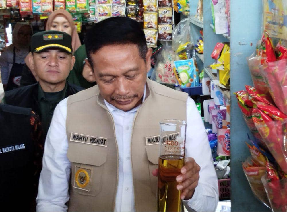 Wali Kota Malang, Wahyu Hidayat saat mengecek sejumlah merek minyak goreng di Pasar Bunulrejo. (IDN Times/Rizal Adhi Pratama)