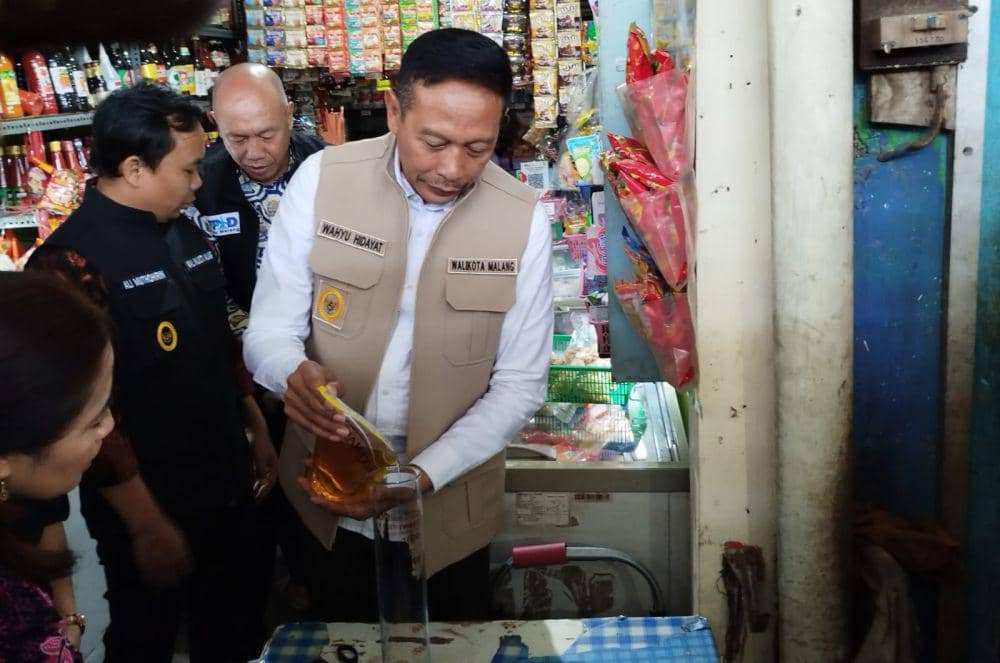 Wali Kota Malang, Wahyu Hidayat saat mengecek sejumlah merek minyak goreng di Pasar Bunulrejo. (IDN Times/Rizal Adhi Pratama)