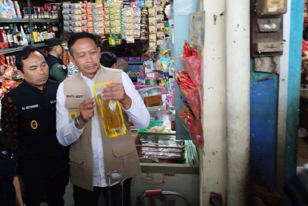 Wali Kota Malang, Wahyu Hidayat saat mengecek sejumlah merek minyak goreng di Pasar Bunulrejo. (IDN Times/Rizal Adhi Pratama)