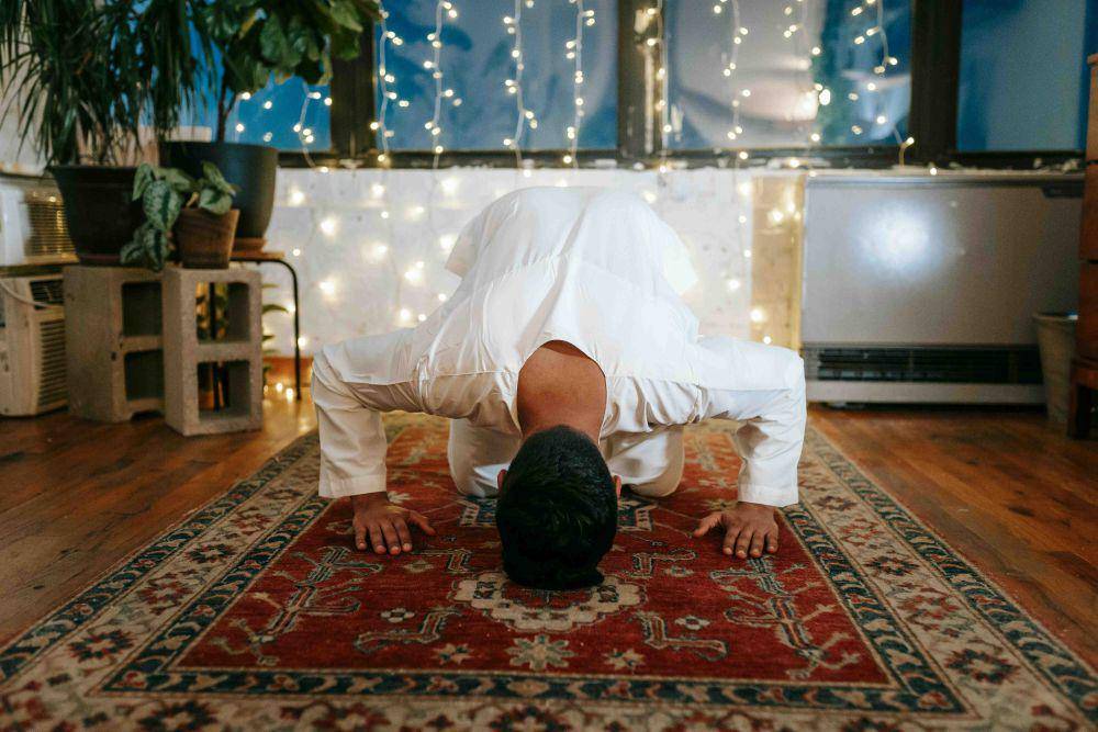 ilustrasi pria sedang melakukan salat tahajud (pexels.com/Michael Burrows)