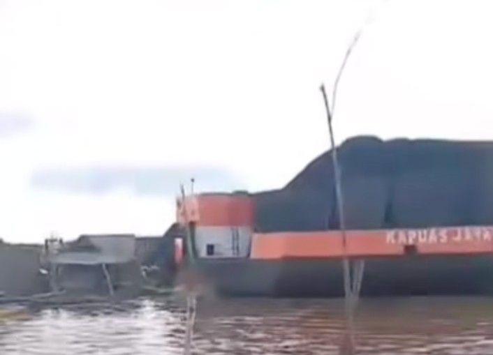 Tongkang Batubara Tabrak Rumah Rakit Sungai Keramasan Palembang