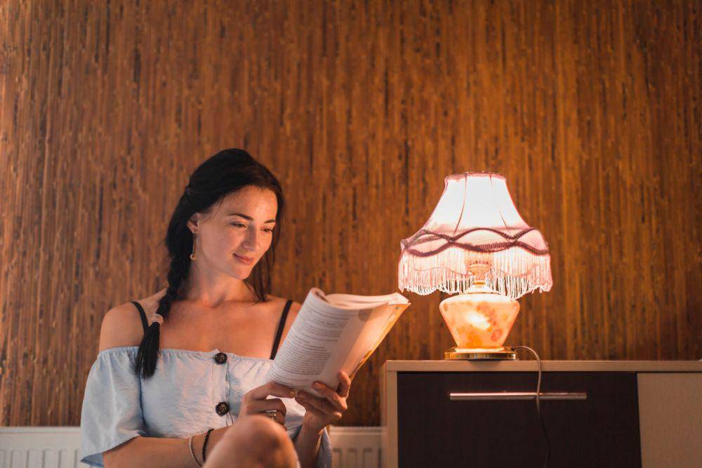 Ilustrasi wanita membaca buku di malam hari (freepik.com/freepik)