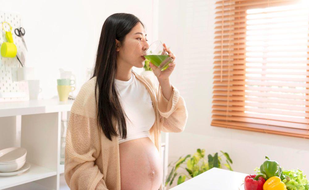 5 Jenis Makanan dan Minuman yang Membantu Ibu Hamil Tetap Terhidrasi