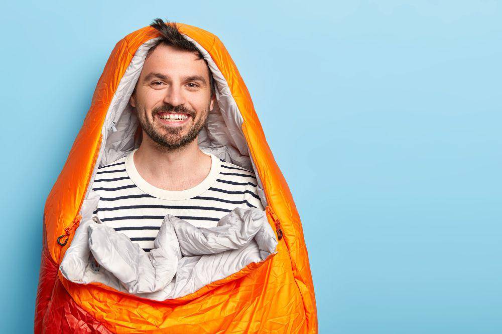 ilustrasi sleeping bag (freepik.com/wayhomestudio)