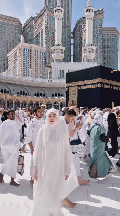 Celine Evangelista ibadah umrah (Instagram.com/celine_evangelista)