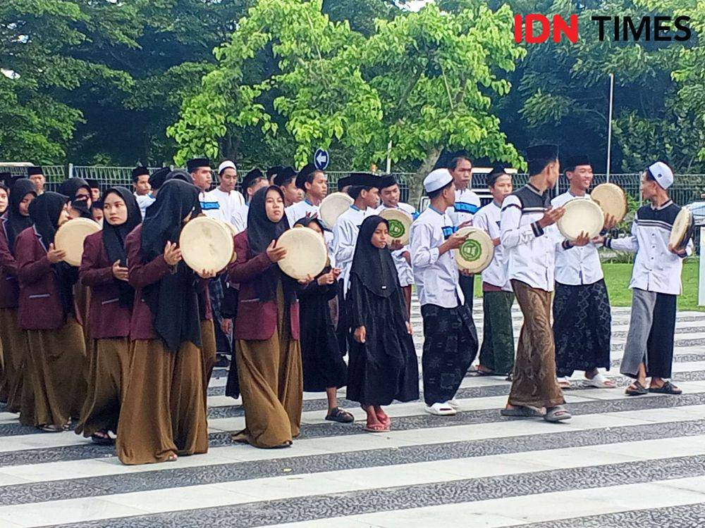 Pawai hadrah Berkah Ramadan Seru di KEK Mandalika, Kamis (13/3/2025). (IDN Times/Muhammad Nasir)