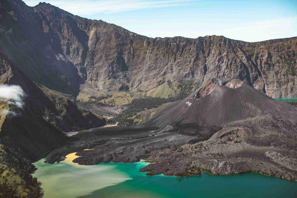 Gunung Rinjani (pexels.com/ROMAN ODINTSOV)