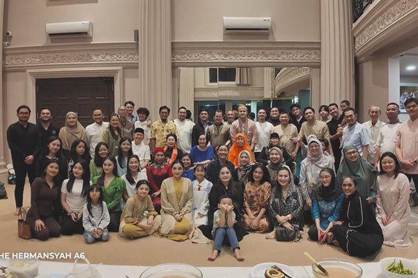 7 Potret Ashanty Gelar Buka Puasa Keluarga Besar, Hampir 100 Orang!