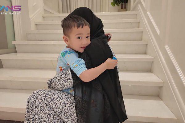 7 Potret Haru Rayyanza Ketemu Sus Rini usai Ditinggal Umrah