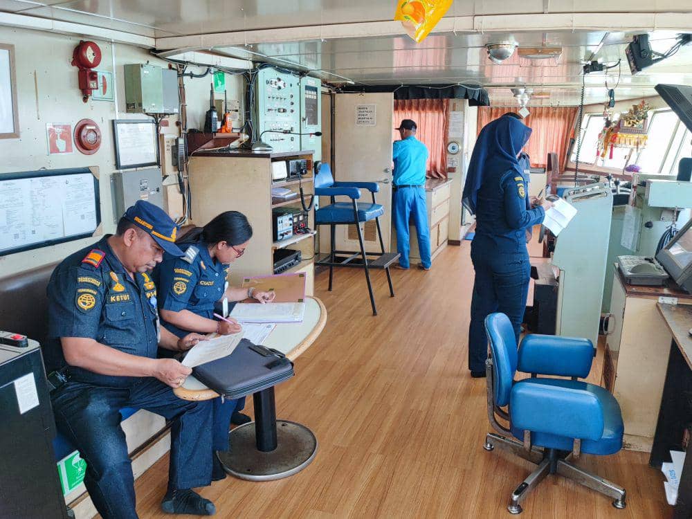 Petugas menggelar ramp check feri di Pelabuhan Padang Bai. (Dok.Humas BPTD Padang Bai)