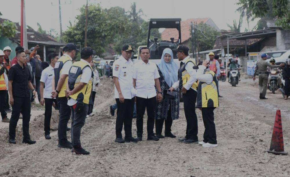 Pemprov Lampung saat meninjau perbaikan jalan di Pringsewu Lampung. (IDN Times/Istimewa)