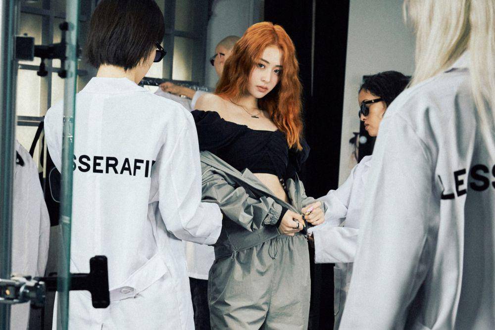 potret Yunjin LE SSERAFIM di mini album EASY (dok. Weverse/LE SSERAFIM)