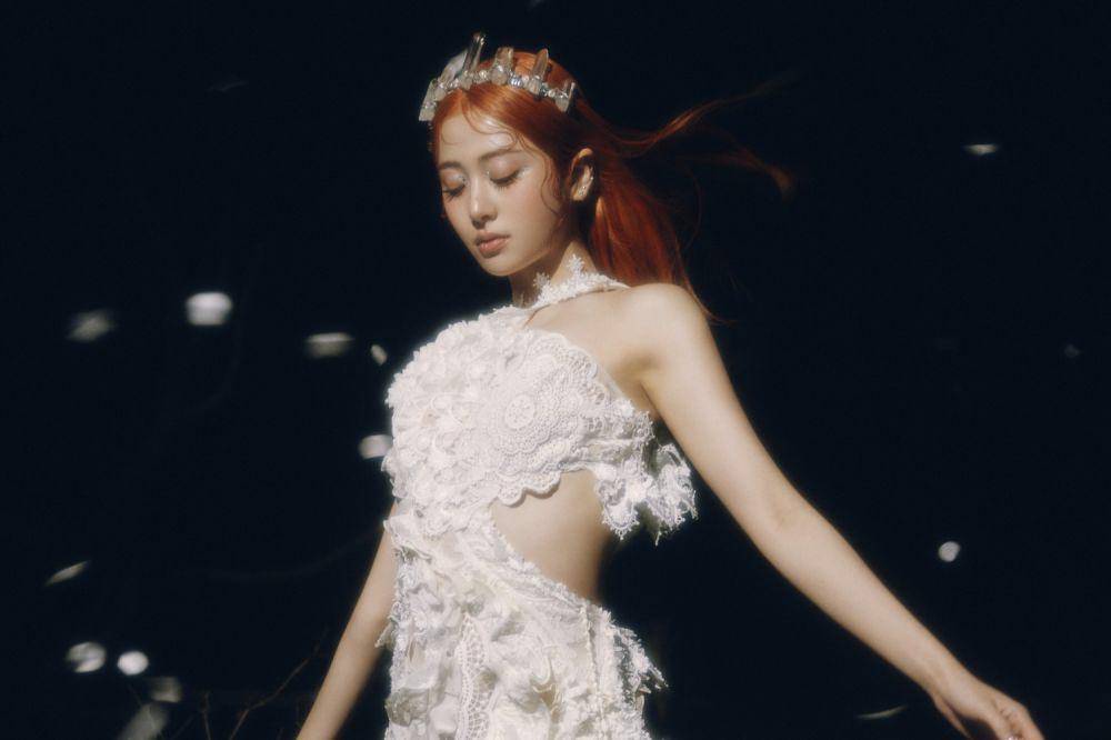 potret Yunjin LE SSERAFIM di mini album EASY (dok. Weverse/LE SSERAFIM)