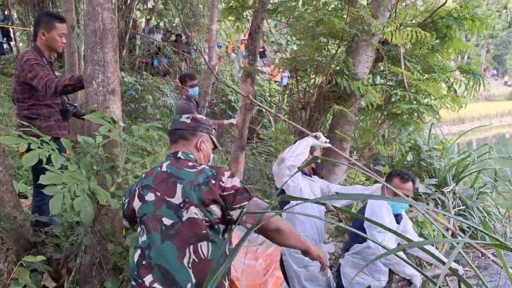 Penemuan mayat pria di embung Desa Kasreman, Kecamatan Kasreman, Kabupaten Ngawi. IDN Times/ Riyanto.