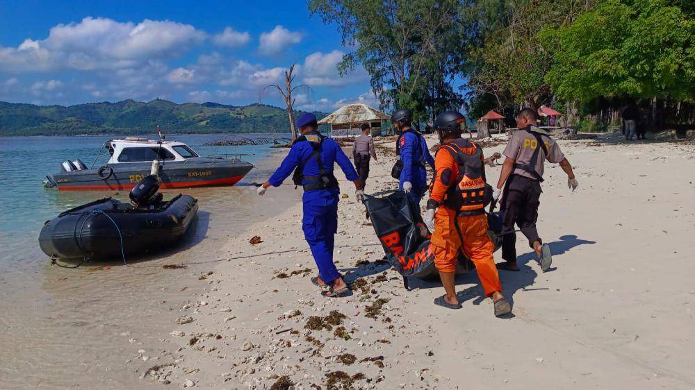 Proses evakuasi jenazah untuk dibawa ke RS Bhayangkara Mataram. (dok. Istimewa)