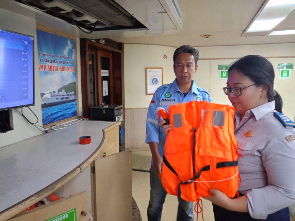 Petugas menggelar ramp check feri di Pelabuhan Padang Bai. (Dok.Humas BPTD Padang Bai)