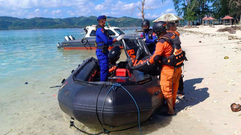 Proses evakuasi jenazah dari Gili Nanggu. (dok. Istimewa)