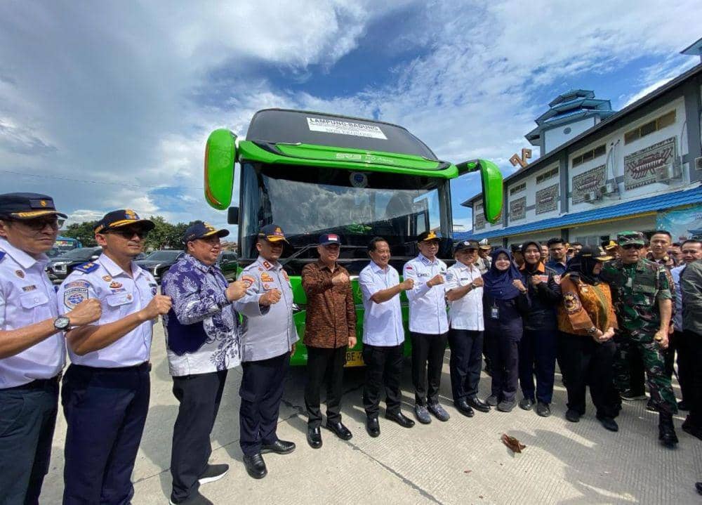 Mendari dan Menhub bersama Forkopimda saat meninjau terminal Rajabasa. (IDN Times/Muhaimin)