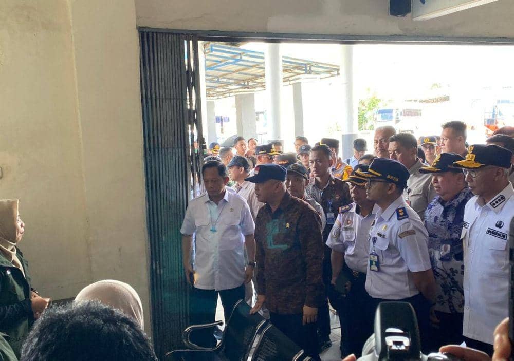Mendagri dan Menhub saat memantau Terminal Rajabasa Bandar Lampung. (IDN Times/Muhaimin)