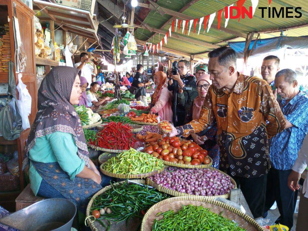 Wakil Bupati Bantul, Aris Suharyanta memantau harga sembako di Pasar Tradisional Imogiri.(IDN Times/Daruwaskita)