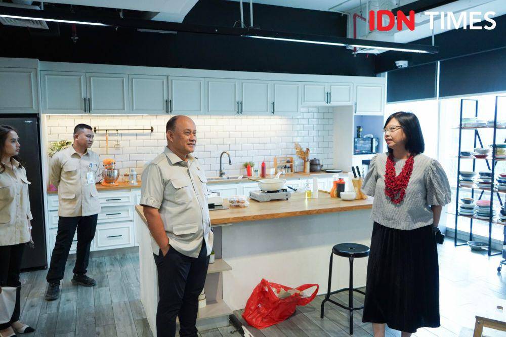 Dadan Hindayana, Kepala Badan Gizi Nasional RI saat berkunjung ke kantor IDN HQ pada Kamis (13/3/2025). (IDN Times/Rendy Septian Anwar)