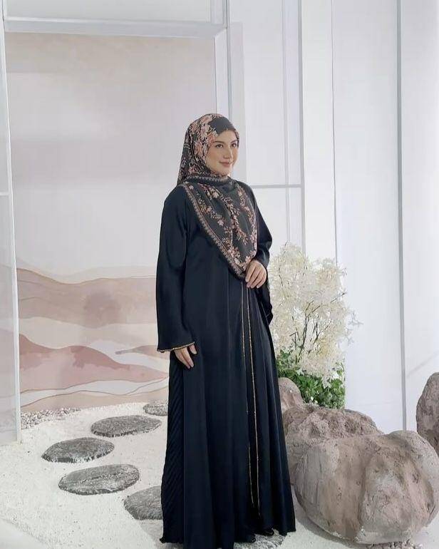 potret ide busana muslim syar’i serba hijab pattern ala Lisa Surihani (instagram.com/lisasurihani)
