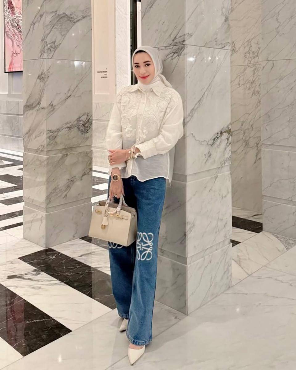 potret ide outfit hijab bergaya kasual ala Erin Taulany 