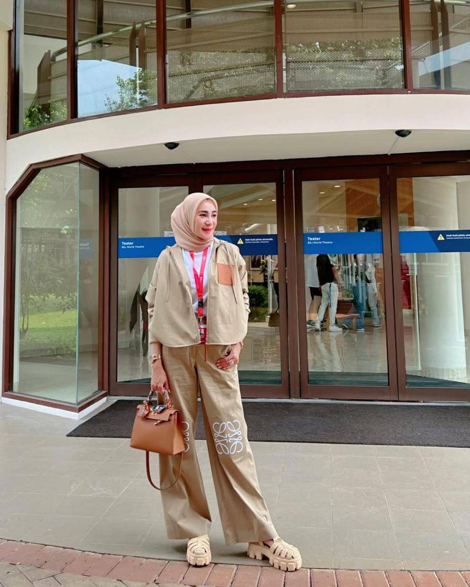potret ide outfit hijab bergaya kasual ala Erin Taulany