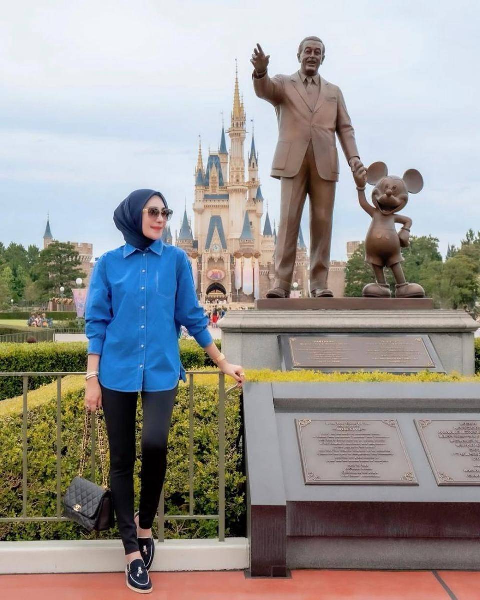 potret ide outfit hijab bergaya kasual ala Erin Taulany 