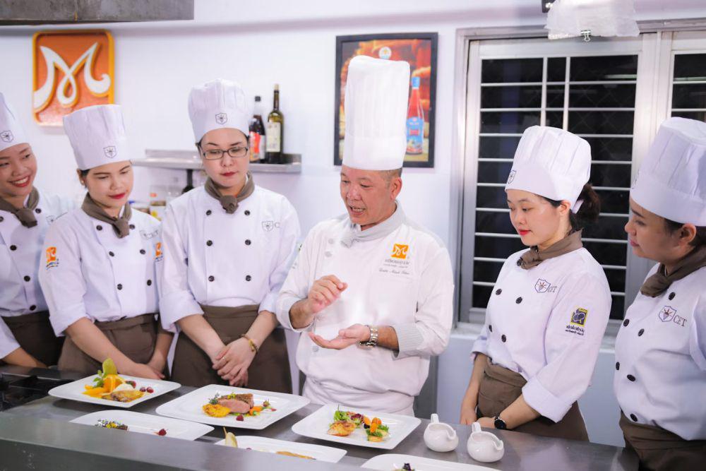 Kenapa Chef Selalu Menggunakan Seragam Putih?