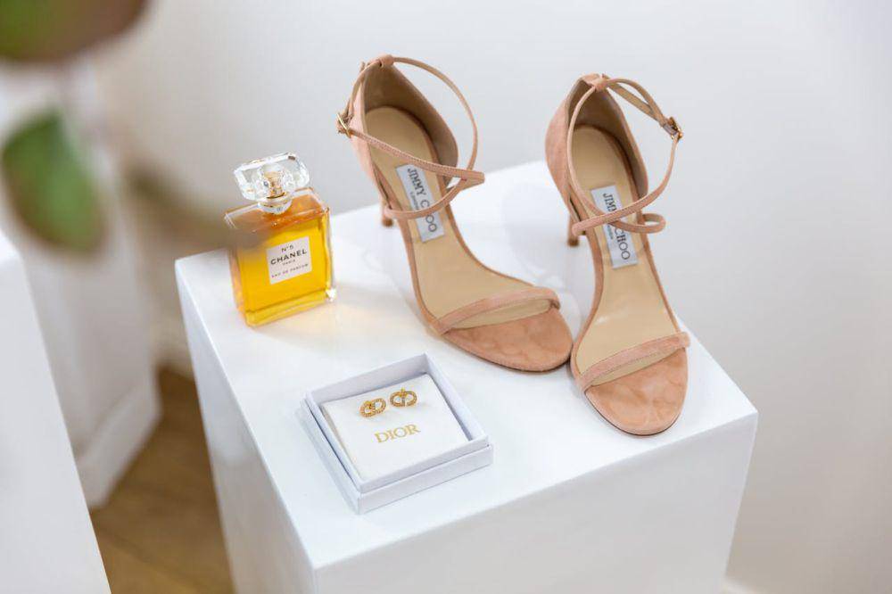ilustrasi sandal dan parfum (pexels.com/Elegant Images)