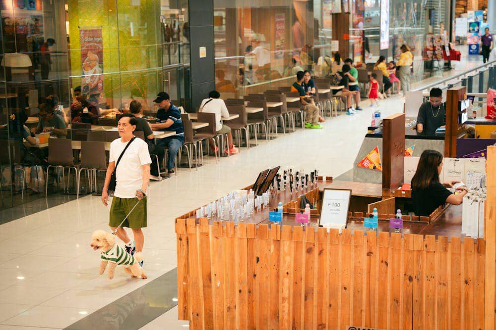 ilustrasi food court mall (pexels.com/Kenneth Surillo)