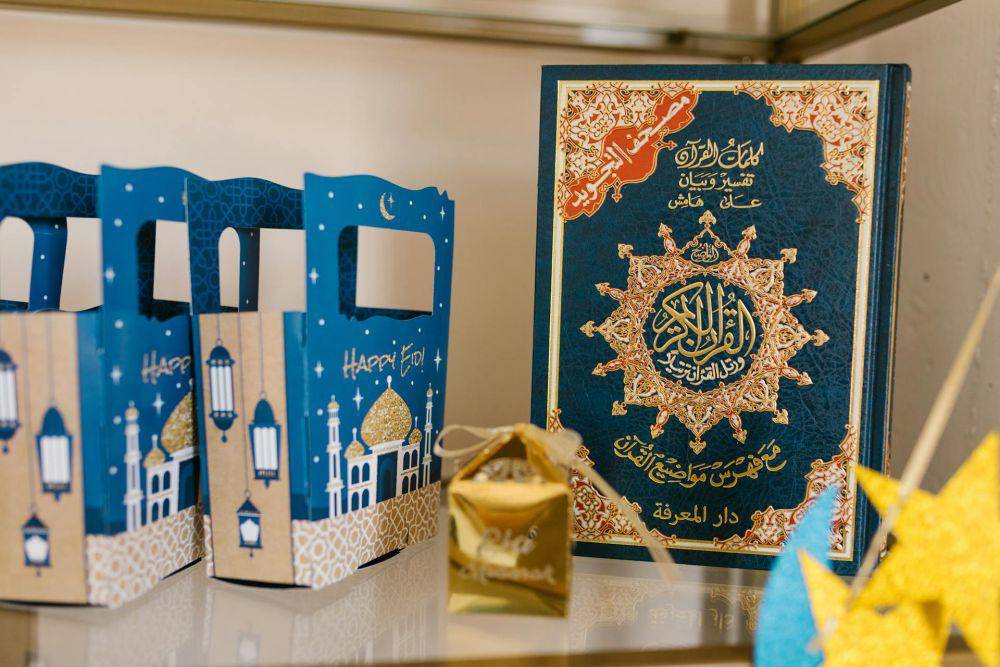 ilustrasi parsel Al-Quran (pexels.com/RDNE Stock project)