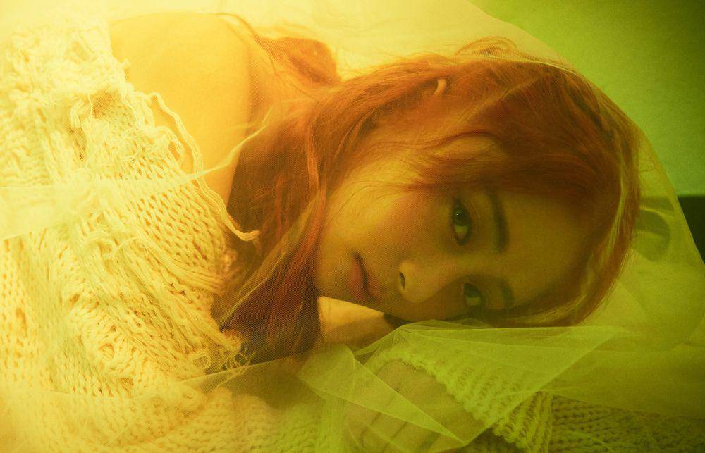 potret Yunjin LE SSERAFIM di mini album EASY (dok. Weverse/LE SSERAFIM)